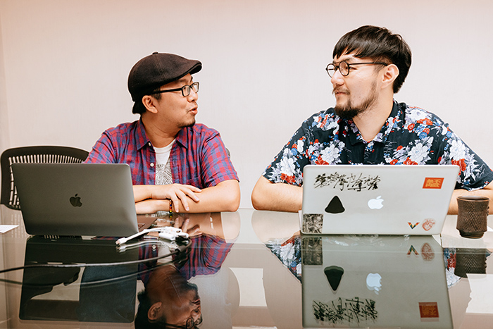 日本への留学経験を持つRongさん（写真左）。京都精華大学でデザインを専攻した。 Boldさん（右）の名前はフォントのboldに由来している。2人とも根っからのフォントマニアだ