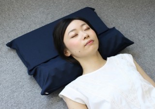 ストレートネックに悩むスマホユーザー向けネックフィット枕が発売