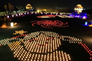 光と炎で弥生時代の復元建物を照らすライトアップイベント「吉野ヶ里 光の響」
