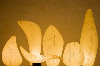 住空間で映えるダイナミックな和紙表現に取り組む堀木エリ子氏の個展「和紙灯りのオブジェ」