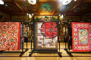 東京都指定有形文化財を舞台に380点以上のキルトを展示する「和キルト×百段階段 2018」
