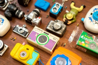 カメラの形をモチーフにした約100点の玩具を展示している「カメラのおもちゃ展」