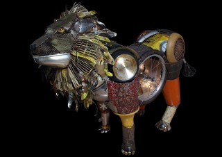 金属廃材を多用して動物などの立体作品を作り出す富田菜摘氏の個展「真夏の夜の夢」