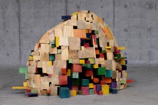 染色したカラフルな木材を用いる作品が特徴的な西村卓氏の展覧会「拡張都市」