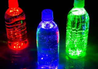 電球ソーダのようにペットボトルがカラフルに！LEDで光る「ペットボトルコースター」