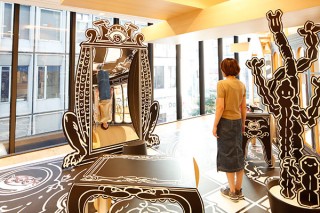 JINS渋谷店で「モンスターのめがね屋さん」をテーマにニコラ・ビュフ氏のアート展が開催