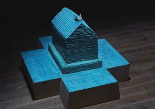 “家”がモチーフの作品を中心に彫刻などを展示する深井隆氏の個展「在ることについて」