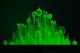 紫外線で蛍光緑に光るウランガラスで“未来都市”を表現した松藤孝一氏の個展「世界の終わりの始まり」