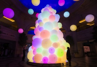 光の球体を集めたインタラクティブな巨大ツリー「チームラボ：呼応する生命の樹」