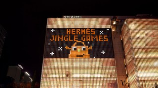 銀座メゾンエルメスのガラスブロックが大きなゲームスクリーンに変身する「HERMÈS JINGLE GAMES!」