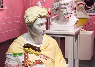“お菓子の石膏像”カプセルトイの発売記念展「渡辺おさむ石膏スイーツミュージアム」
