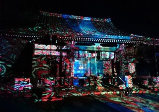 約100万枚の抽象画像を山や建物に投影する万華鏡のような光の芸術「デジタルカケジクin 嵐山・法輪寺」