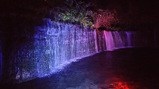 夜の星空などの自然とともに観光名所の「白糸の滝」のライトアップを楽しめるイベントがスタート