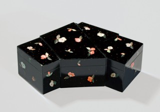 椿の花をモチーフとした美術品を紹介している資生堂アートハウスの展覧会「椿つれづれ」