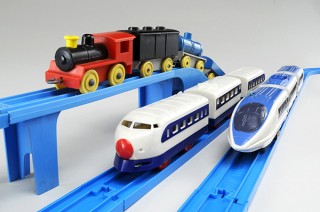 平成を代表する鉄道玩具のプラレールが集まった「おかげさまで60年まるごとプラレール展」