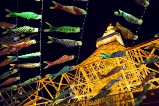 東京タワー、333匹の「鯉のぼり」と6mの「さんまのぼり」を展示。夜は7色ライトアップも