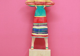 彫刻家の飯沼英樹氏の個展「デジタルに変換されたはずの彼女がまさかの天然木変換」