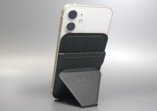 iPhone 12シリーズの背面に磁力で吸着、片手持ちにも便利な多機能スタンド