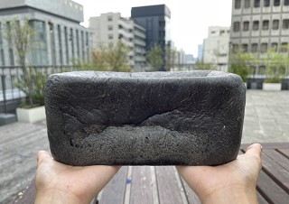 友竹庵、最高級竹炭パウダー使用の食パン「大人の生竹炭パン」を発売