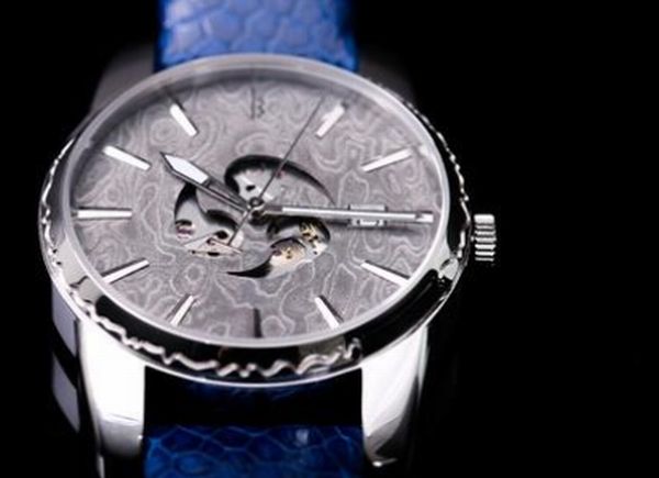 文字盤はダマスカス鋼で時計内部はともえ紋から覗ける機械式腕時計