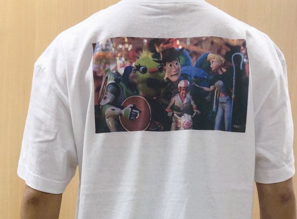 ヴィレヴァン Toy Story 名場面がプリントされた限定tシャツを2タイプ発売 デザインってオモシロイ Mdn Design Interactive